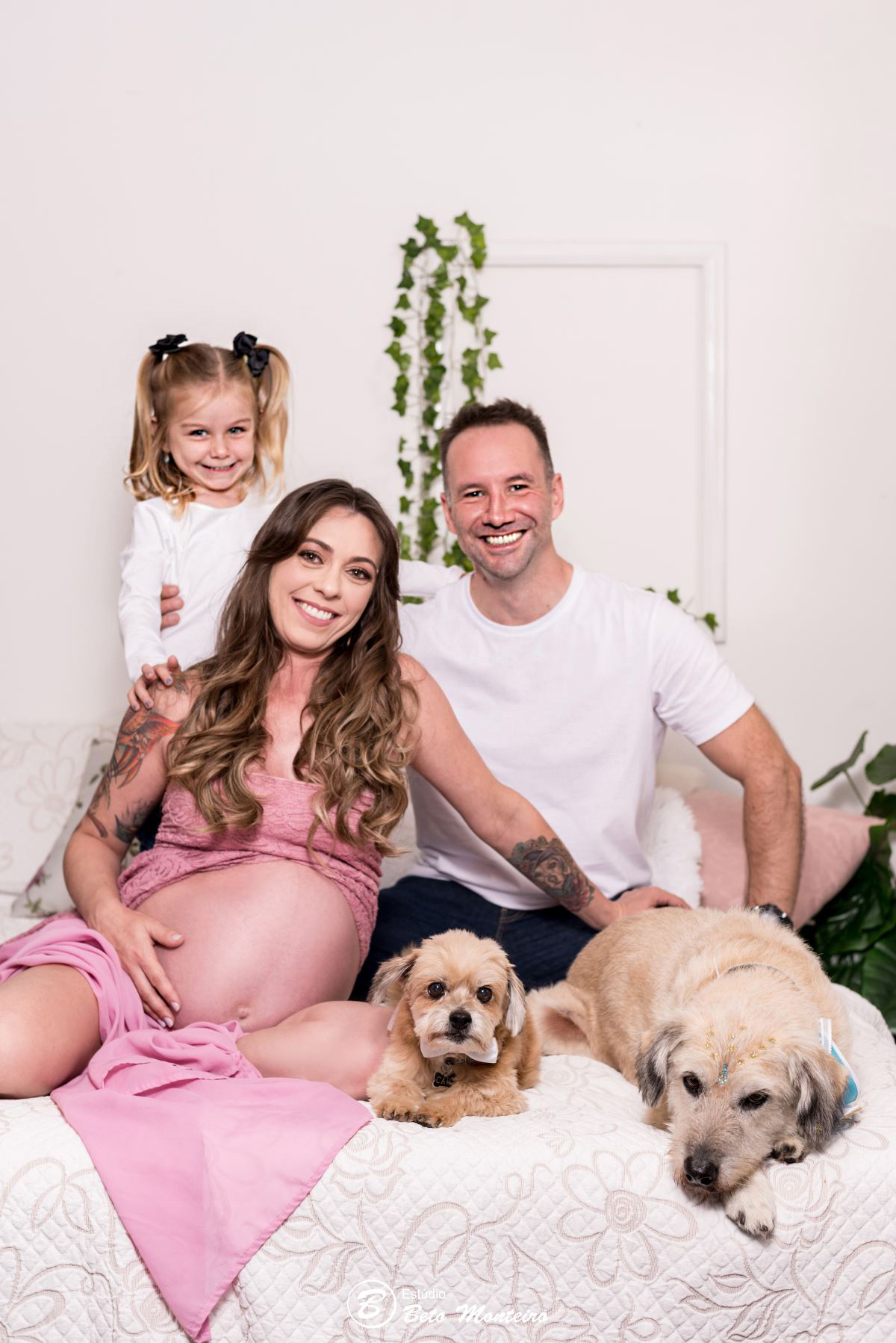 Book Gestante e Família em Curitiba - Book de gestante em estúdio - ensaio de gestante - book em estúdio - book externo - ensaio gestante externo - sessão fotográfica - Grávida - Gestação - Estúdio Beto Monteiro - Pâmela- Renato - Julieta - Lorenzo - Pets