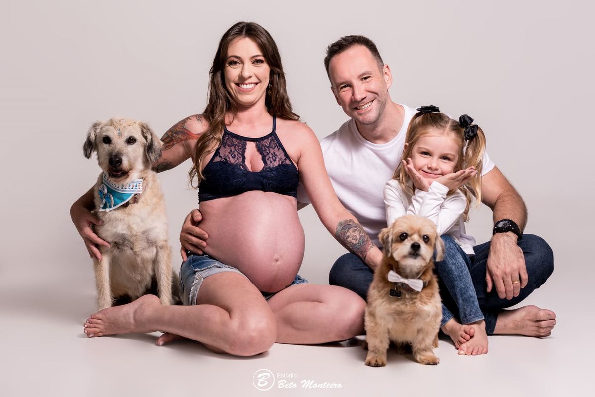 Book Gestante e Família em Curitiba - Book de gestante em estúdio - ensaio de gestante - book em estúdio - book externo - ensaio gestante externo - sessão fotográfica - Grávida - Gestação - Estúdio Beto Monteiro - Pâmela- Renato - Julieta - Lorenzo - Pets