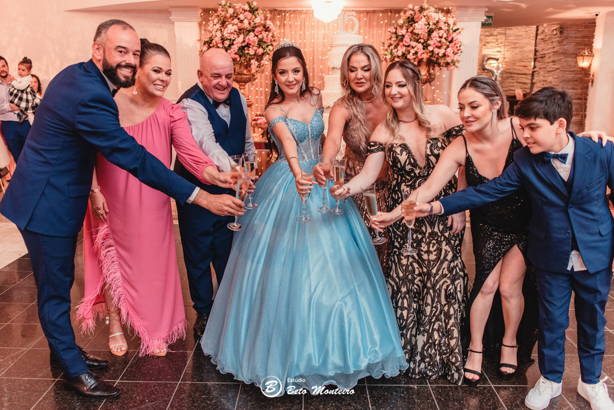 Aniversário de 15 anos - Foto e Filmagem - Debutante - Estúdio Beto Monteiro - Curitiba - fotografo de 15 anos - sessao de fotos - book de 15 anos - fotografo - Maria eduarda rossato - castello reale - pedro aquino - sol cerimonial - vestido azul