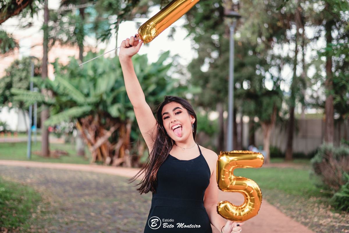 Aniversário de 15 anos - Foto e Filmagem - Debutante - Estúdio Beto Monteiro - Curitiba - fotografo de 15 anos - sessao de fotos - book de fotos - book de 15 anos - fotografa - book dos 15 - urbano - externo - street - Giovana - Giovana Toniolo - curitiba