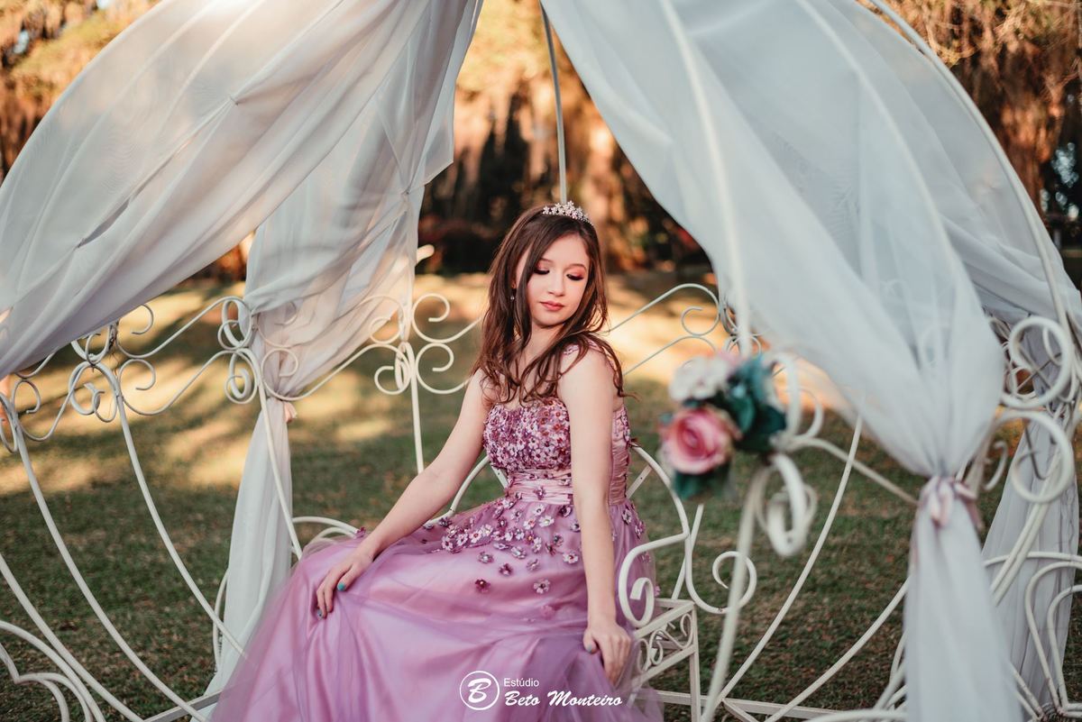 Aniversário de 15 anos - Foto e Filmagem - Debutante - Estúdio Beto Monteiro - Curitiba - fotografo de 15 anos - fotógrafa - sessão de fotos - book de fotos - book de 15 anos - chácara ienkot - vestido de debutante - Mariana