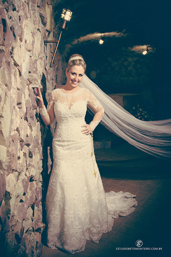 Casamento Debora e Rodrigo - Fotografia e Filmagem de Casamento - Curitiba - Londrina - Moress Buffet - Estúdio Beto Monteiro - noiva sozinha na pose - véu voando