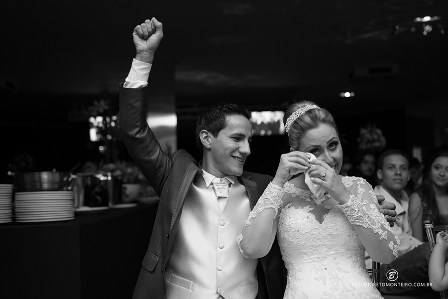 Casamento Debora e Rodrigo - Fotografia e Filmagem de Casamento - Curitiba - Londrina - Moress Buffet - Estúdio Beto Monteiro - noivos vibrando e noiva chorando