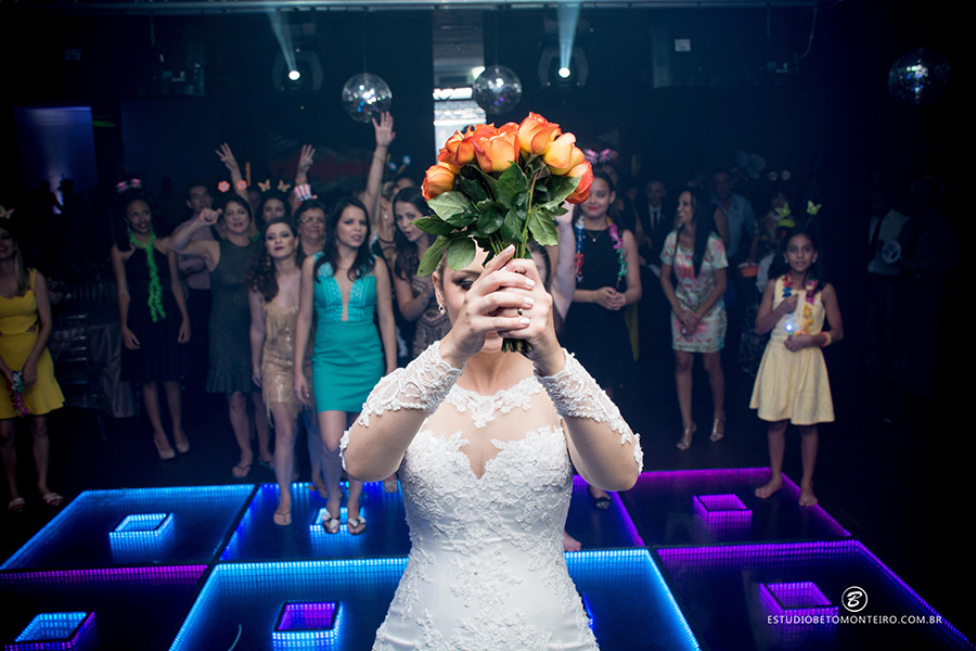 Casamento Debora e Rodrigo - Fotografia e Filmagem de Casamento - Curitiba - Londrina - Moress Buffet - Estúdio Beto Monteiro - noiva jogando o buque bouquet