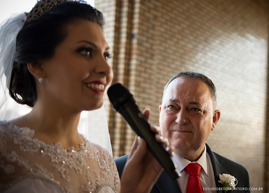 Casamento Nayara e Angelo - Mansão Merano - Curitiba - Fotografia e Filmagem - Estudio Beto Monteiro - pai da noiva olhando emocionado