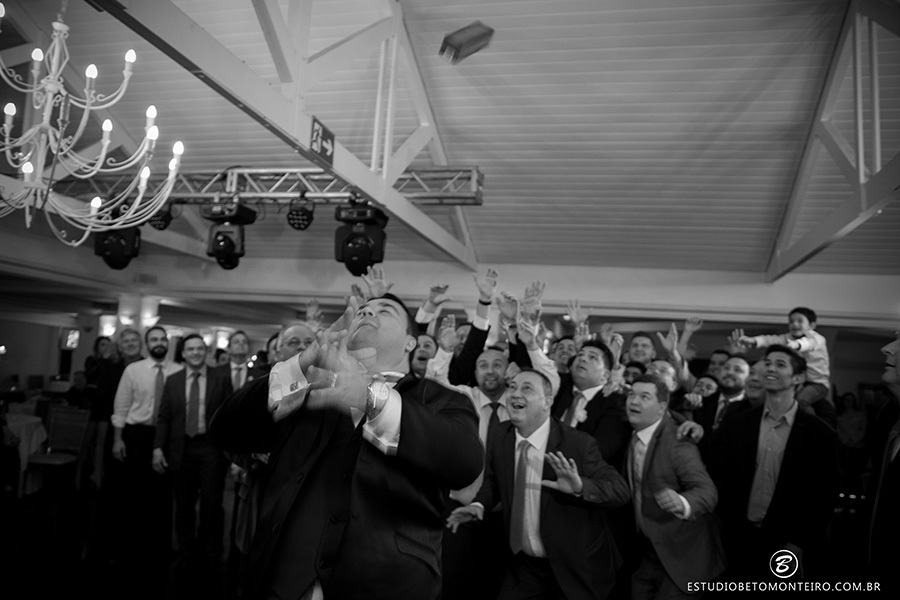 Casamento Nayara e Angelo - Mansão Merano - Curitiba - Fotografia e Filmagem - Estudio Beto Monteiro - noivo jogando whisky