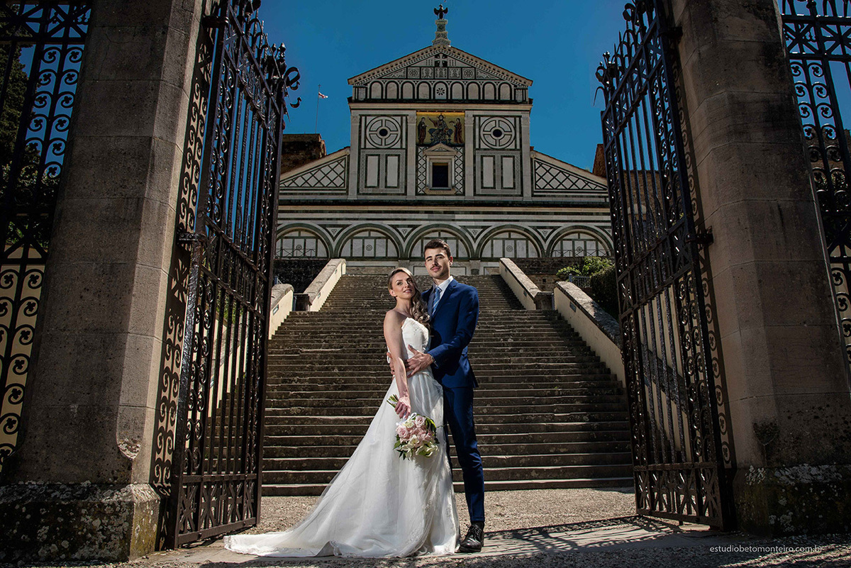 Lucrezia e Stefano fotografia em florenca italia europa - fotografo na europa - casamento europa - casal - noivo - noiva - wedding - estudio beto monteiro - noiva e noiva externa igreja marmore escadaria portão emoção