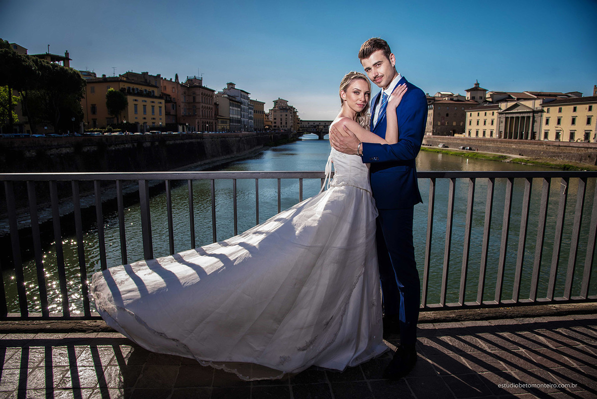 Lucrezia e Stefano fotografia em florenca italia europa - fotografo na europa - casamento europa - casal - noivo - noiva - wedding - estudio beto monteiro - noiva e noiva externa vista de florença ceu azul Ponte Vecchio lago