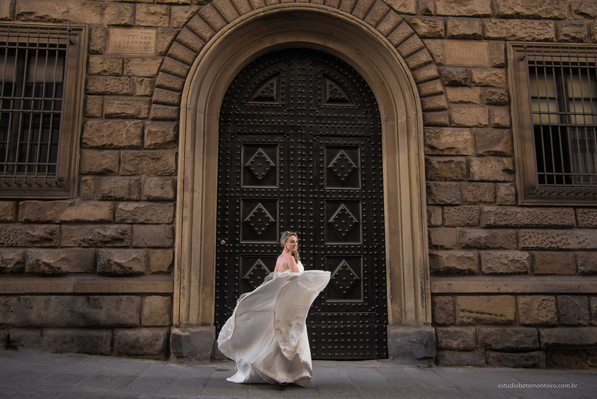 Lucrezia e Stefano fotografia em florenca italia europa - fotografo na europa - casamento europa - casal - noivo - noiva - wedding - estudio beto monteiro - noiva externa construção antiga medieval pedras vestido rodando