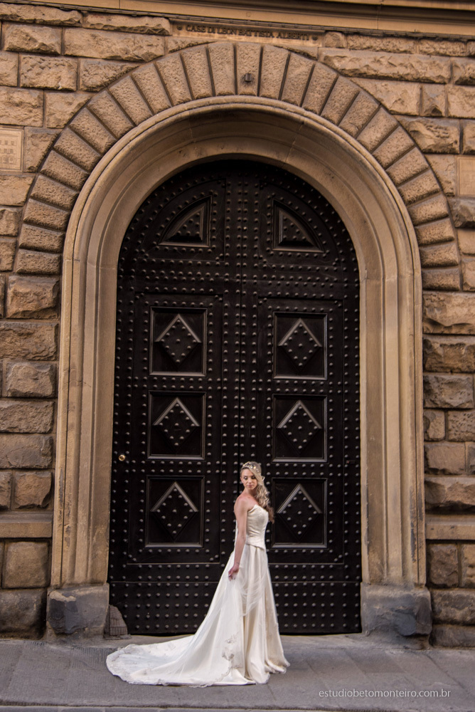 Lucrezia e Stefano fotografia em florenca italia europa - fotografo na europa - casamento europa - casal - noivo - noiva - wedding - estudio beto monteiro - noiva e noivo externa construção antiga medieval pedras
