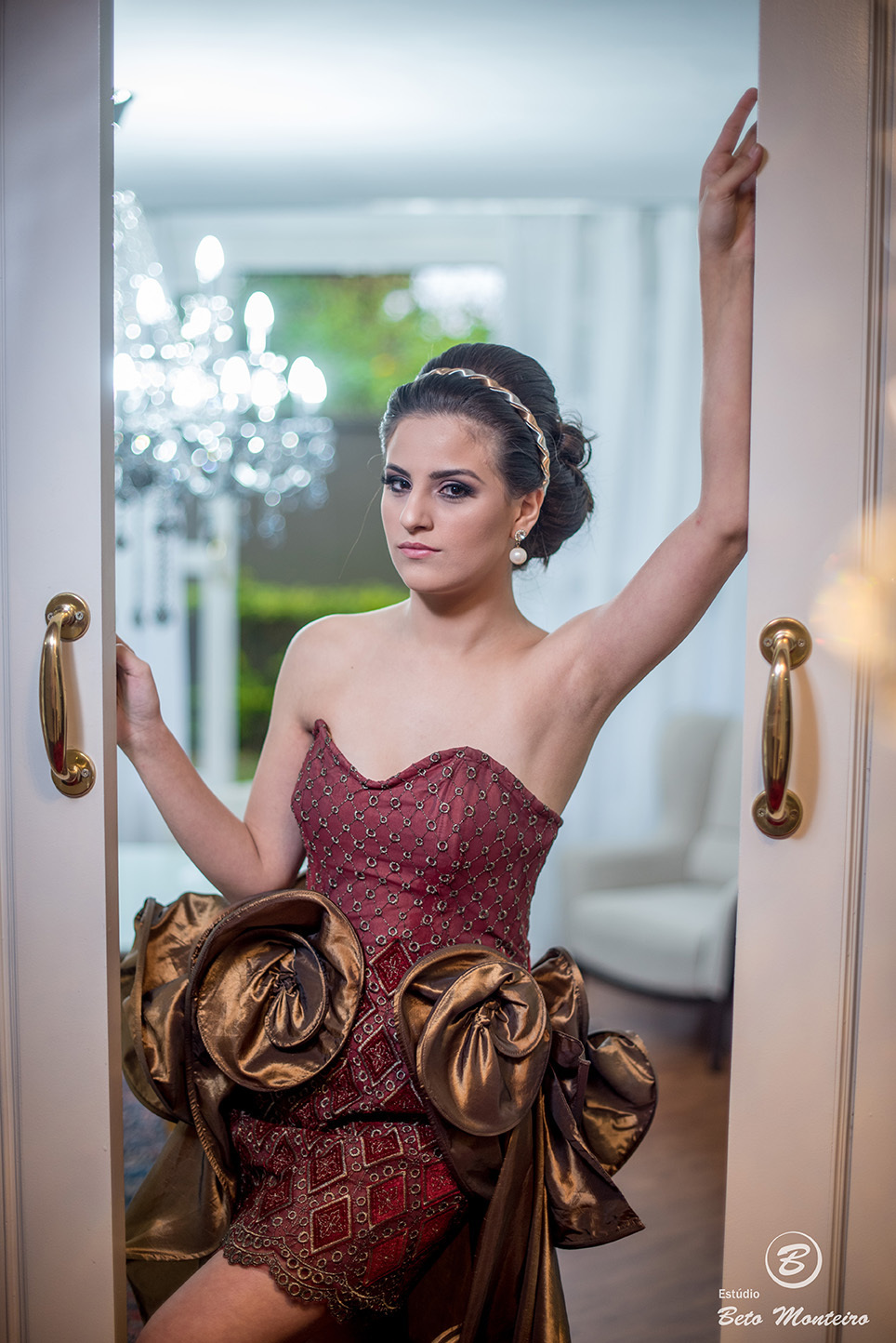 fotografo 15 anos curitiba - cinegrafista 15 anos curitiba - 15 anos curitiba - debutante - aniversario de 15 anos - manuela correa - fotografia - book de fotos - curitiba - estudio beto monteiro - casa donaire - vestido vermelho com dourado