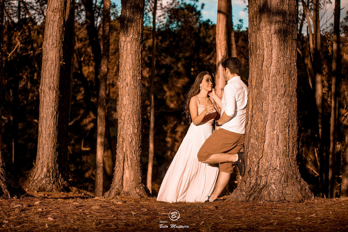 Casamento - Pré-Casamento - Pré-wedding - Trash the dress - Book de casal - Sessão de noivos - Estúdio Beto Monteiro - Curitiba - rio - montanha - floresta - violão - cantora - ceu azul - recanto dos papagaios - palmeira - Clarissa Bastos e Lucas Moreno
