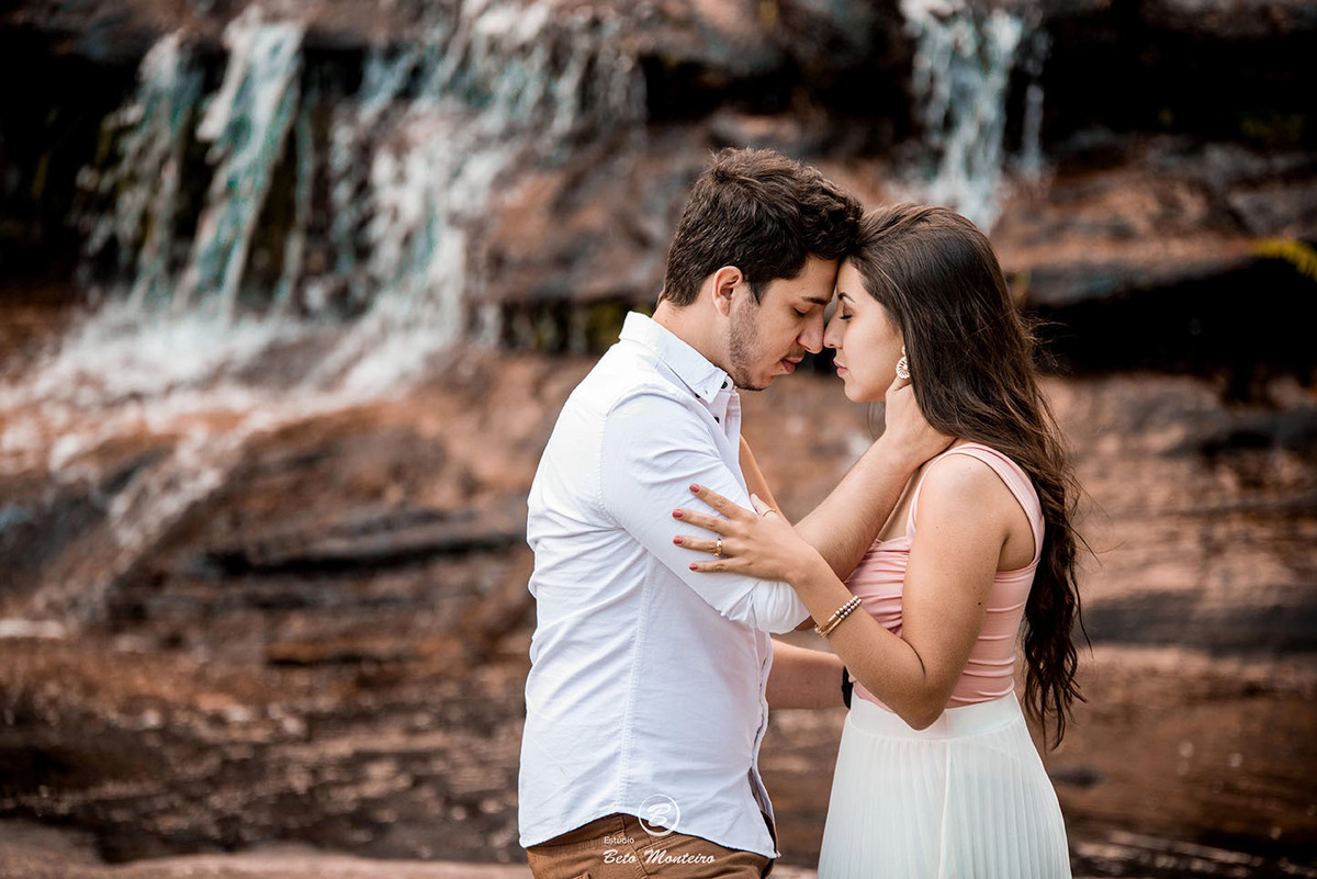 Casamento - Pré-Casamento - Pré-wedding - Trash the dress - Book de casal - Sessão de noivos - Estúdio Beto Monteiro - Curitiba - rio - montanha - floresta - violão - cantora - ceu azul - recanto dos papagaios - palmeira - Clarissa Bastos e Lucas Moreno
