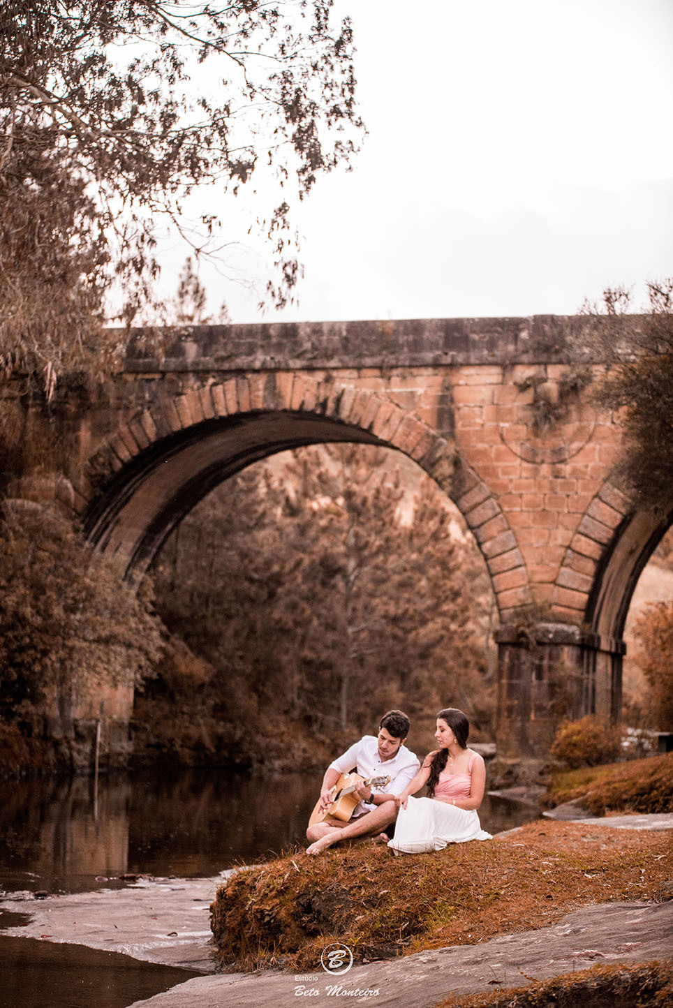 Casamento - Pré-Casamento - Pré-wedding - Trash the dress - Book de casal - Sessão de noivos - Estúdio Beto Monteiro - Curitiba - rio - montanha - floresta - violão - cantora - ceu azul - recanto dos papagaios - palmeira - Clarissa Bastos e Lucas Moreno