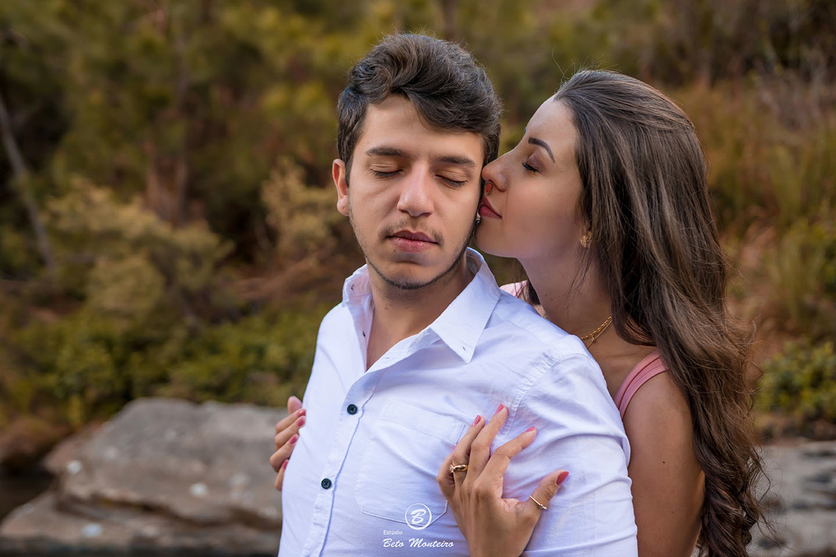 Casamento - Pré-Casamento - Pré-wedding - Trash the dress - Book de casal - Sessão de noivos - Estúdio Beto Monteiro - Curitiba - rio - montanha - floresta - violão - cantora - ceu azul - recanto dos papagaios - palmeira - Clarissa Bastos e Lucas Moreno