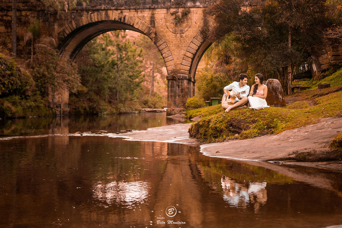 Casamento - Pré-Casamento - Pré-wedding - Trash the dress - Book de casal - Sessão de noivos - Estúdio Beto Monteiro - Curitiba - rio - montanha - floresta - violão - cantora - ceu azul - recanto dos papagaios - palmeira - Clarissa Bastos e Lucas Moreno