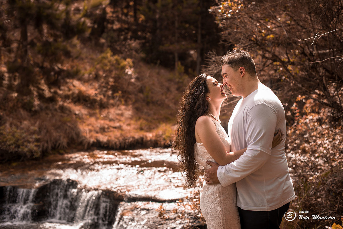 Casamento - Wedding - Pré-Casamento - Cobertura de casamento - foto e filmagem de casamento - Wedding Day - Pré-Wedding - Trash the dress - Estúdio Beto Monteiro - Curitiba - Recanto dos Papagaios - Palmeira - natureza verde - casal de branco