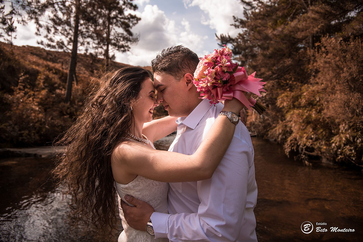Casamento - Wedding - Pré-Casamento - Cobertura de casamento - foto e filmagem de casamento - Wedding Day - Pré-Wedding - Trash the dress - Estúdio Beto Monteiro - Curitiba - Recanto dos Papagaios - Palmeira - natureza verde - casal de branco
