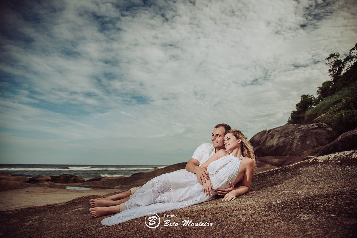 Casamento - Wedding - Pré-Casamento - Cobertura de casamento - foto e filmagem de casamento - Wedding Day - Pré-Wedding - Trash the dress - Estúdio Beto Monteiro - Curitiba - Caieiras - Guaratuba - Céu azul - casal de branco - praia - natureza