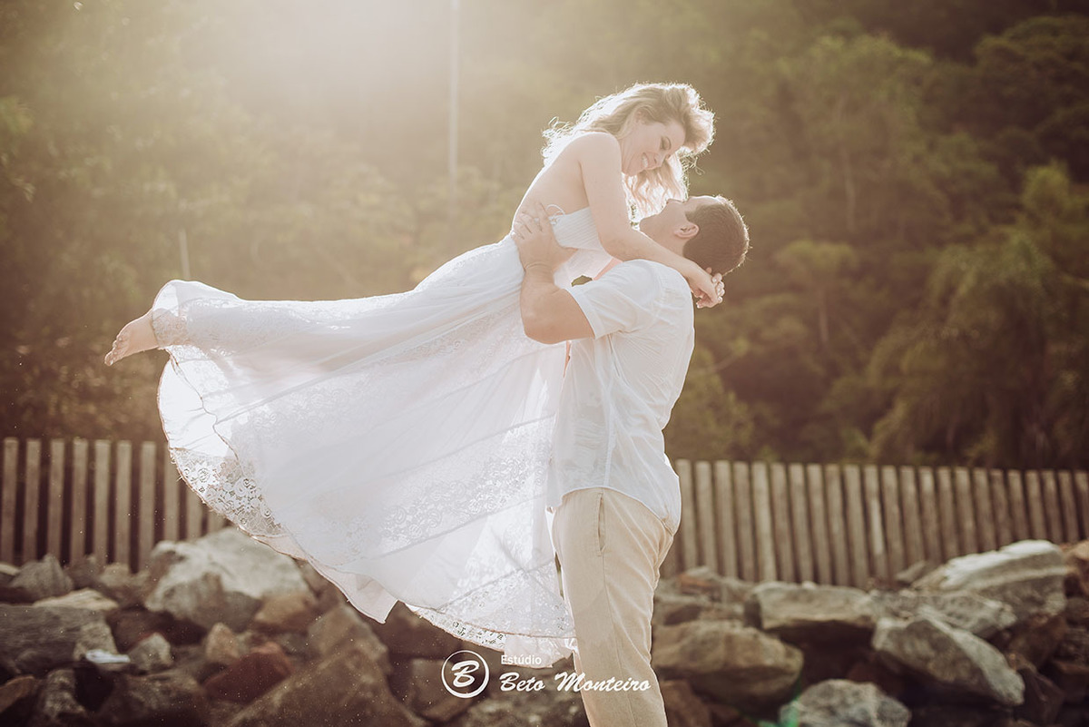 Casamento - Wedding - Pré-Casamento - Cobertura de casamento - foto e filmagem de casamento - Wedding Day - Pré-Wedding - Trash the dress - Estúdio Beto Monteiro - Curitiba - Caieiras - Guaratuba - Céu azul - casal de branco - praia - natureza