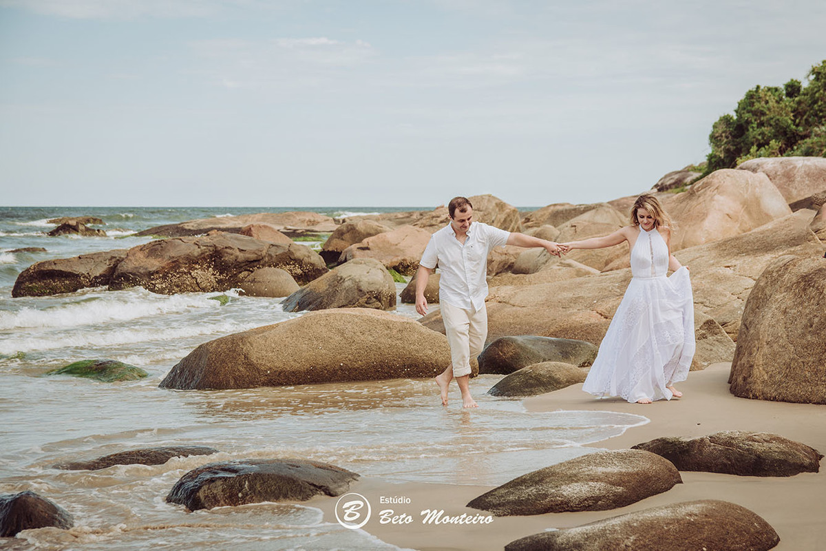 Casamento - Wedding - Pré-Casamento - Cobertura de casamento - foto e filmagem de casamento - Wedding Day - Pré-Wedding - Trash the dress - Estúdio Beto Monteiro - Curitiba - Caieiras - Guaratuba - Céu azul - casal de branco - praia - natureza