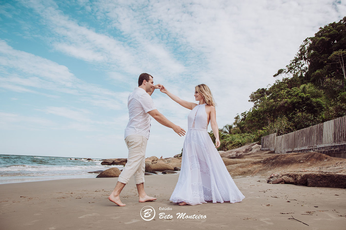 Casamento - Wedding - Pré-Casamento - Cobertura de casamento - foto e filmagem de casamento - Wedding Day - Pré-Wedding - Trash the dress - Estúdio Beto Monteiro - Curitiba - Caieiras - Guaratuba - Céu azul - casal de branco - praia - natureza
