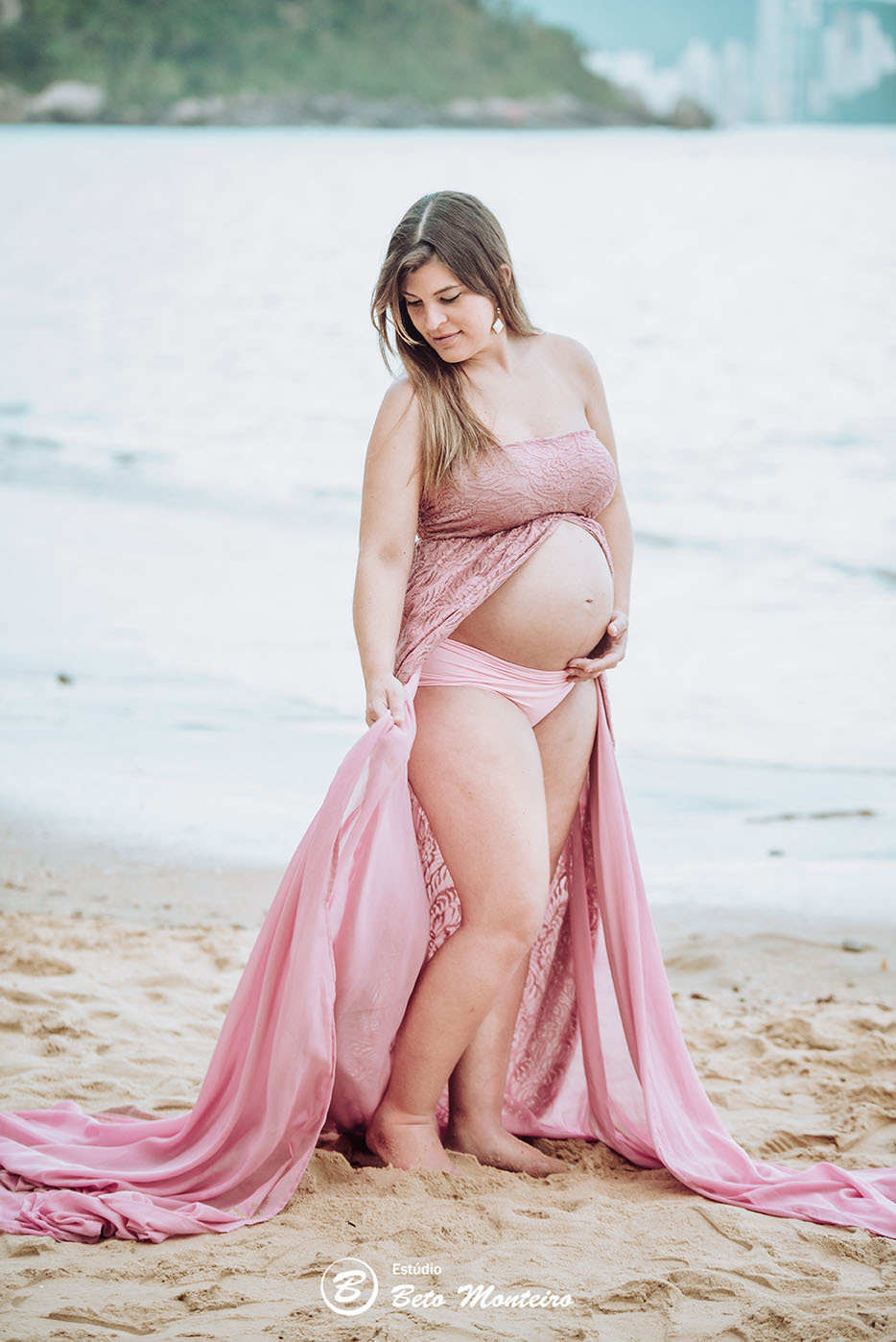 Laura Monteiro e Kleber - Isabela - Book Gestante e Familia em Curitiba - Vestido rosa - Praia - Laranjeiras - Balneario Camboriu - Book de gestante na praia - Fotos ao ar livre - Grávida - Gestação - Estudio Beto Monteiro