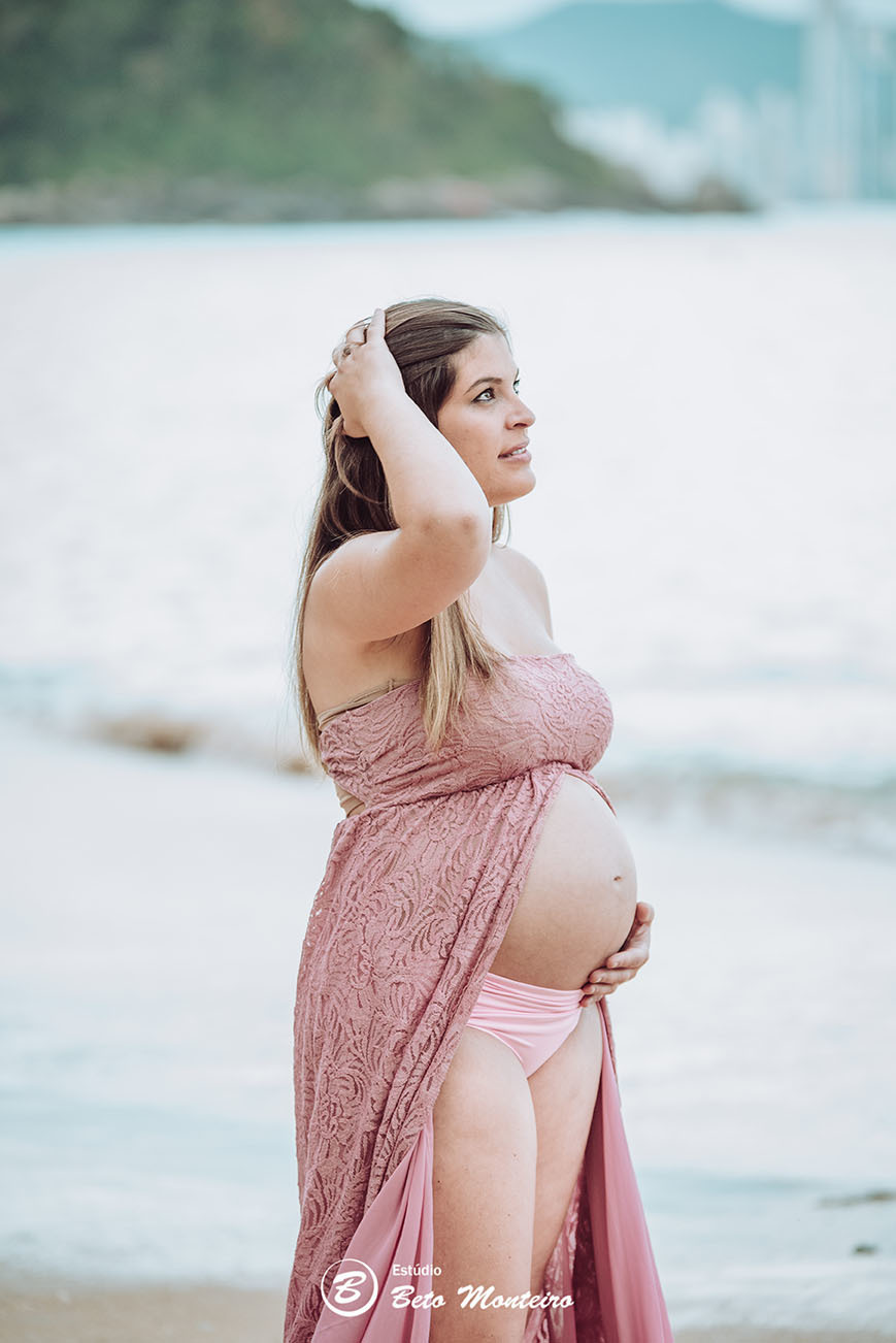 Laura Monteiro e Kleber - Isabela - Book Gestante e Familia em Curitiba - Vestido rosa - Praia - Laranjeiras - Balneario Camboriu - Book de gestante na praia - Fotos ao ar livre - Grávida - Gestação - Estudio Beto Monteiro