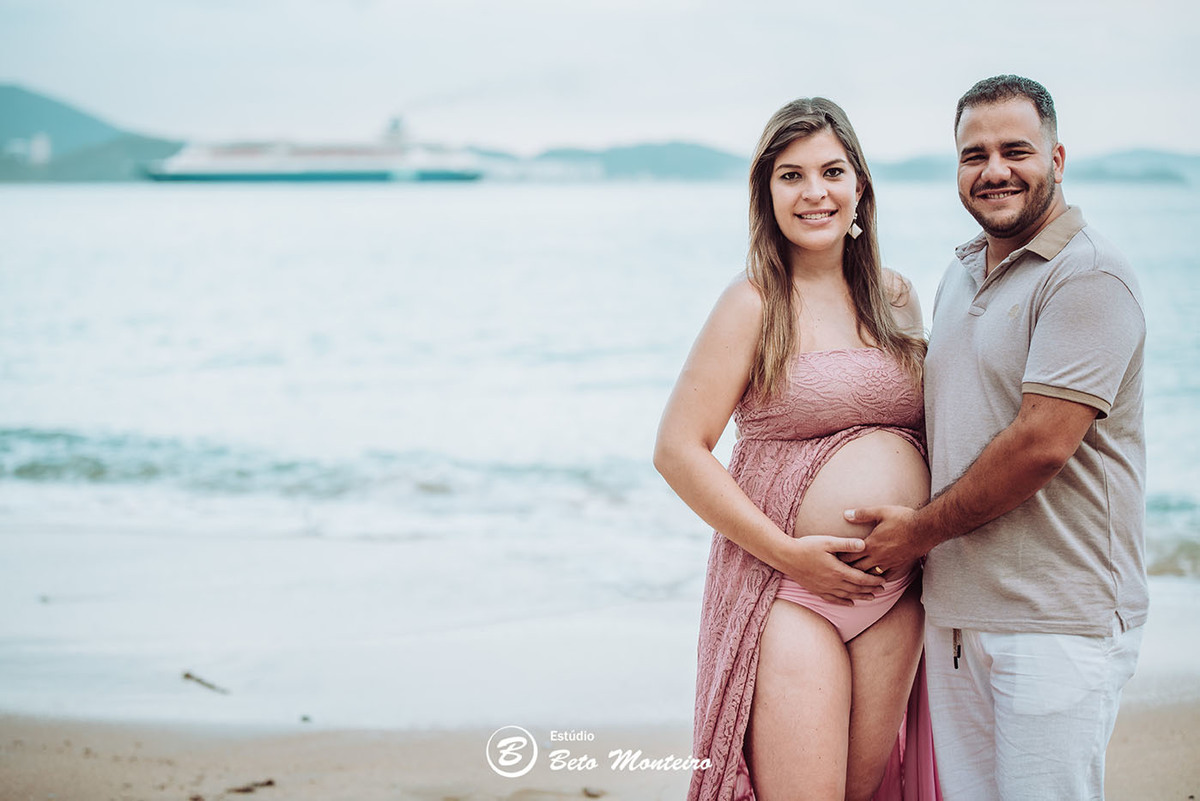 Laura Monteiro e Kleber - Isabela - Book Gestante e Familia em Curitiba - Vestido rosa - Praia - Laranjeiras - Balneario Camboriu - Book de gestante na praia - Fotos ao ar livre - Grávida - Gestação - Estudio Beto Monteiro