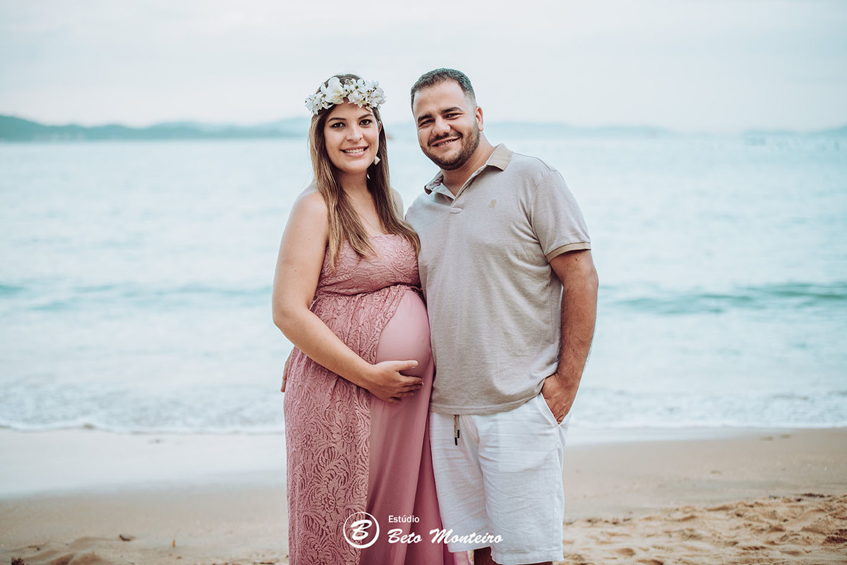 Laura Monteiro e Kleber - Isabela - Book Gestante e Familia em Curitiba - Vestido rosa - Praia - Laranjeiras - Balneario Camboriu - Book de gestante na praia - Fotos ao ar livre - Grávida - Gestação - Estudio Beto Monteiro