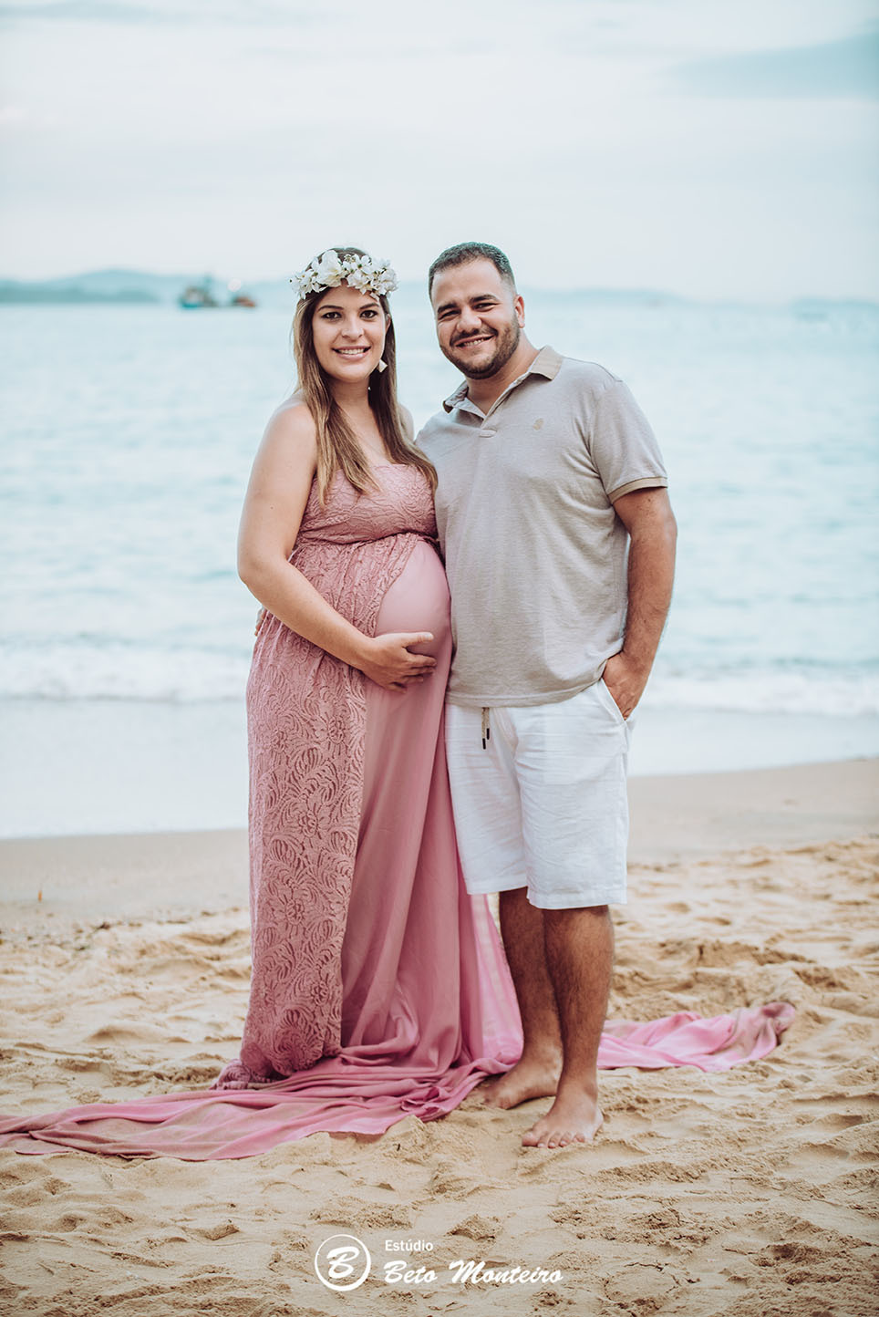 Laura Monteiro e Kleber - Isabela - Book Gestante e Familia em Curitiba - Vestido rosa - Praia - Laranjeiras - Balneario Camboriu - Book de gestante na praia - Fotos ao ar livre - Grávida - Gestação - Estudio Beto Monteiro