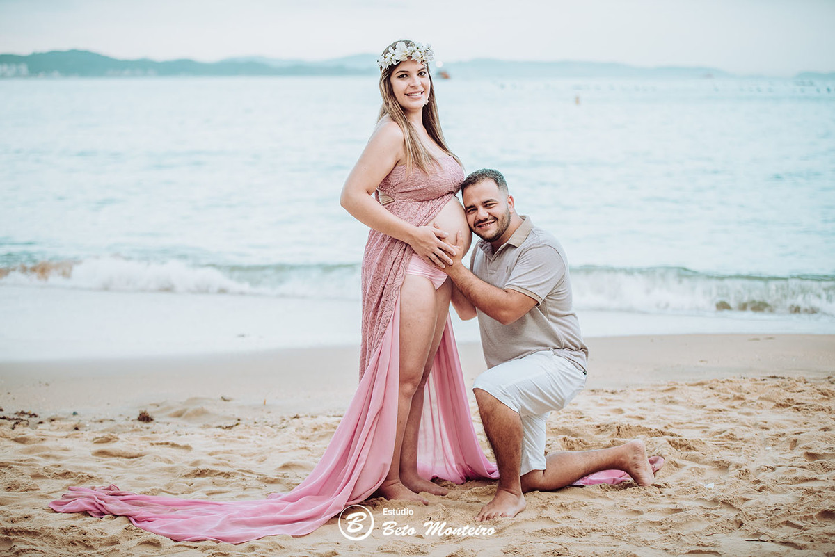 Laura Monteiro e Kleber - Isabela - Book Gestante e Familia em Curitiba - Vestido rosa - Praia - Laranjeiras - Balneario Camboriu - Book de gestante na praia - Fotos ao ar livre - Grávida - Gestação - Estudio Beto Monteiro