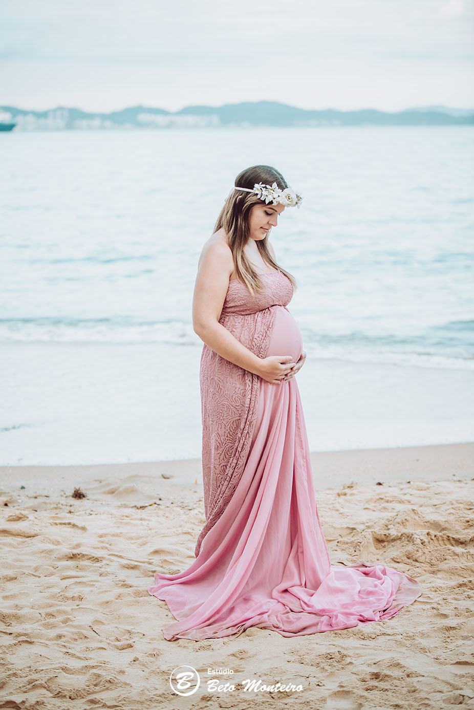 Laura Monteiro e Kleber - Isabela - Book Gestante e Familia em Curitiba - Vestido rosa - Praia - Laranjeiras - Balneario Camboriu - Book de gestante na praia - Fotos ao ar livre - Grávida - Gestação - Estudio Beto Monteiro