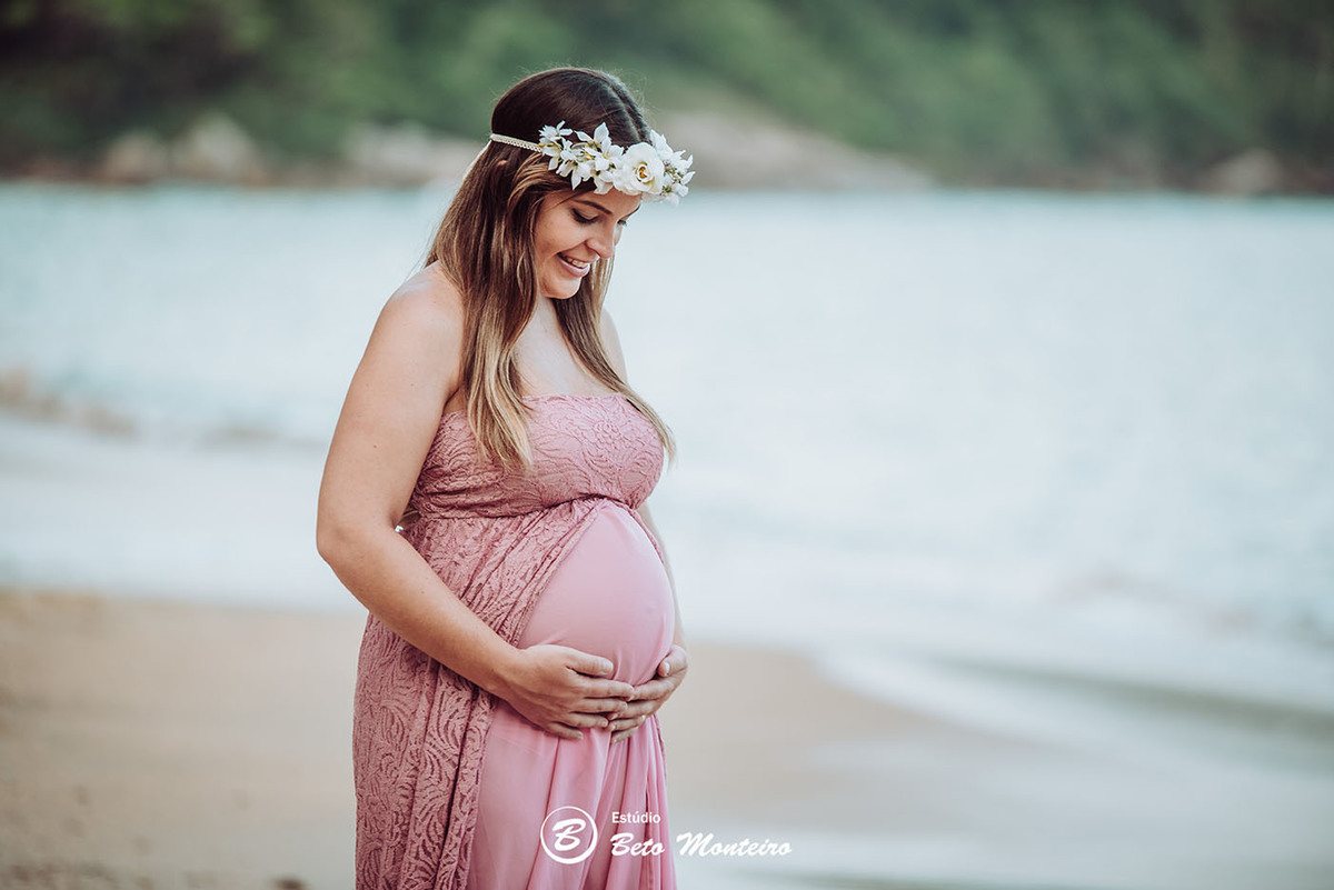 Laura Monteiro e Kleber - Isabela - Book Gestante e Familia em Curitiba - Vestido rosa - Praia - Laranjeiras - Balneario Camboriu - Book de gestante na praia - Fotos ao ar livre - Grávida - Gestação - Estudio Beto Monteiro