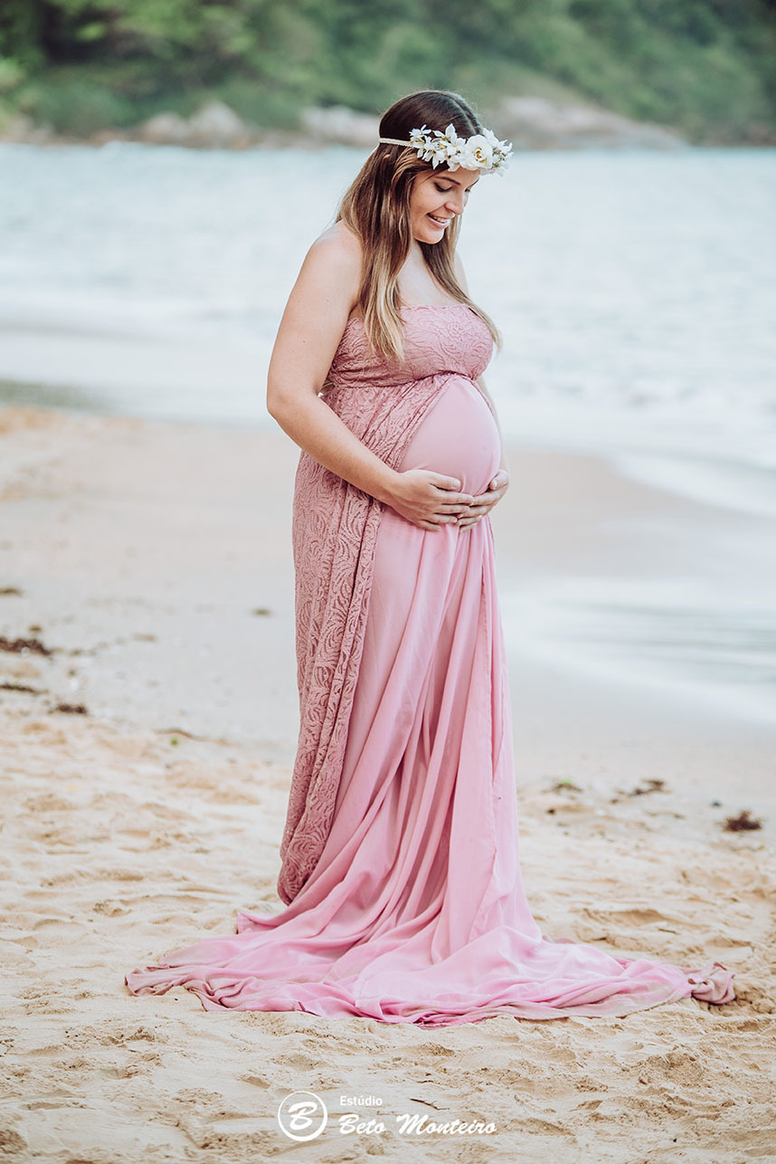 Laura Monteiro e Kleber - Isabela - Book Gestante e Familia em Curitiba - Vestido rosa - Praia - Laranjeiras - Balneario Camboriu - Book de gestante na praia - Fotos ao ar livre - Grávida - Gestação - Estudio Beto Monteiro