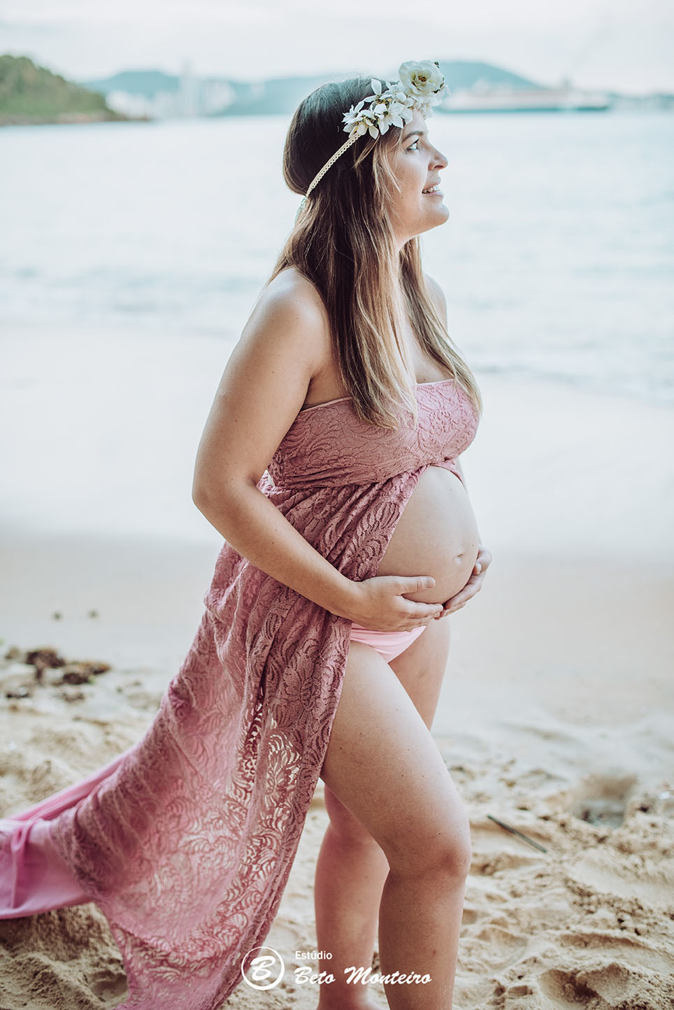 Laura Monteiro e Kleber - Isabela - Book Gestante e Familia em Curitiba - Vestido rosa - Praia - Laranjeiras - Balneario Camboriu - Book de gestante na praia - Fotos ao ar livre - Grávida - Gestação - Estudio Beto Monteiro