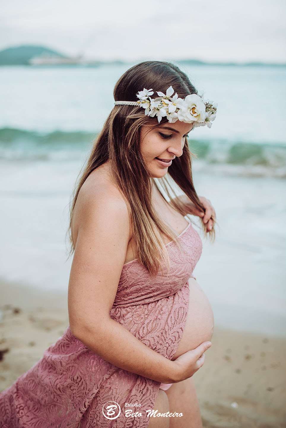 Laura Monteiro e Kleber - Isabela - Book Gestante e Familia em Curitiba - Vestido rosa - Praia - Laranjeiras - Balneario Camboriu - Book de gestante na praia - Fotos ao ar livre - Grávida - Gestação - Estudio Beto Monteiro