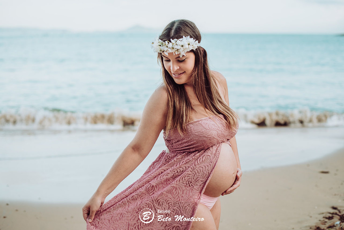 Laura Monteiro e Kleber - Isabela - Book Gestante e Familia em Curitiba - Vestido rosa - Praia - Laranjeiras - Balneario Camboriu - Book de gestante na praia - Fotos ao ar livre - Grávida - Gestação - Estudio Beto Monteiro