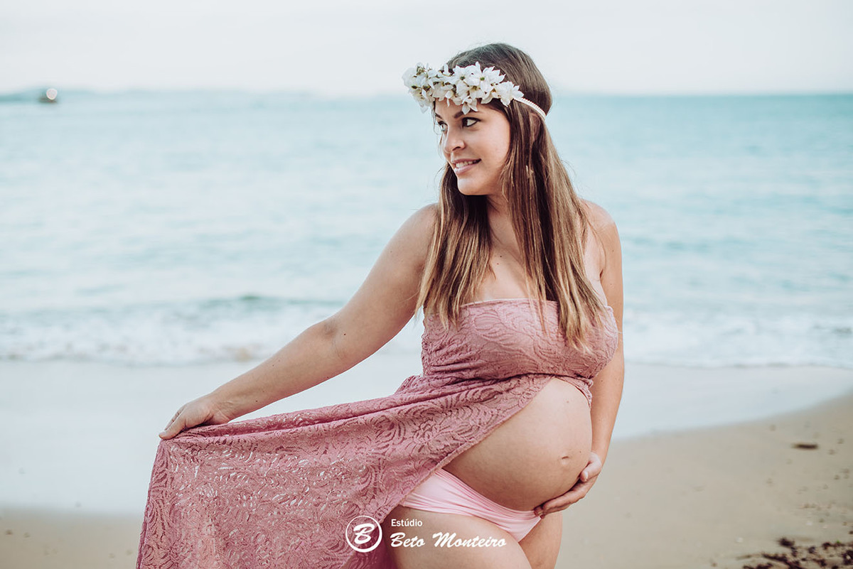 Laura Monteiro e Kleber - Isabela - Book Gestante e Familia em Curitiba - Vestido rosa - Praia - Laranjeiras - Balneario Camboriu - Book de gestante na praia - Fotos ao ar livre - Grávida - Gestação - Estudio Beto Monteiro