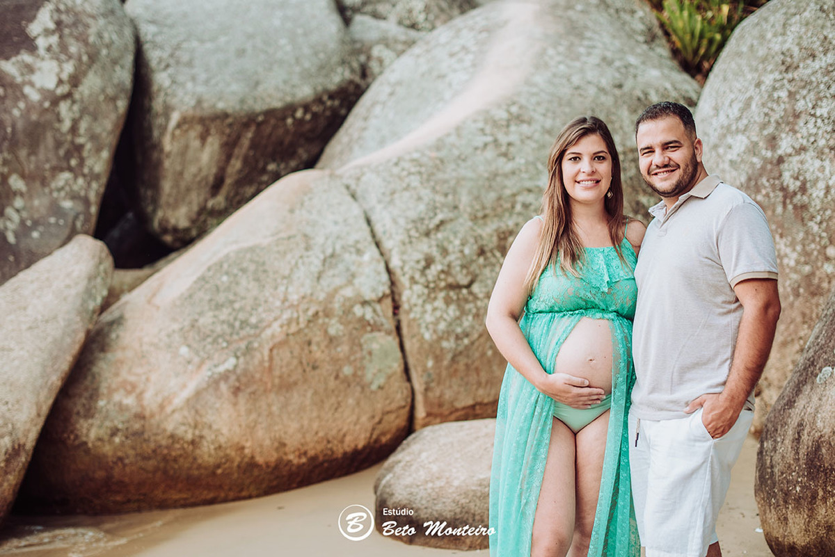 Laura Monteiro e Kleber - Isabela - Book Gestante e Familia em Curitiba - Vestido rosa - Praia - Laranjeiras - Balneario Camboriu - Book de gestante na praia - Fotos ao ar livre - Grávida - Gestação - Estudio Beto Monteiro