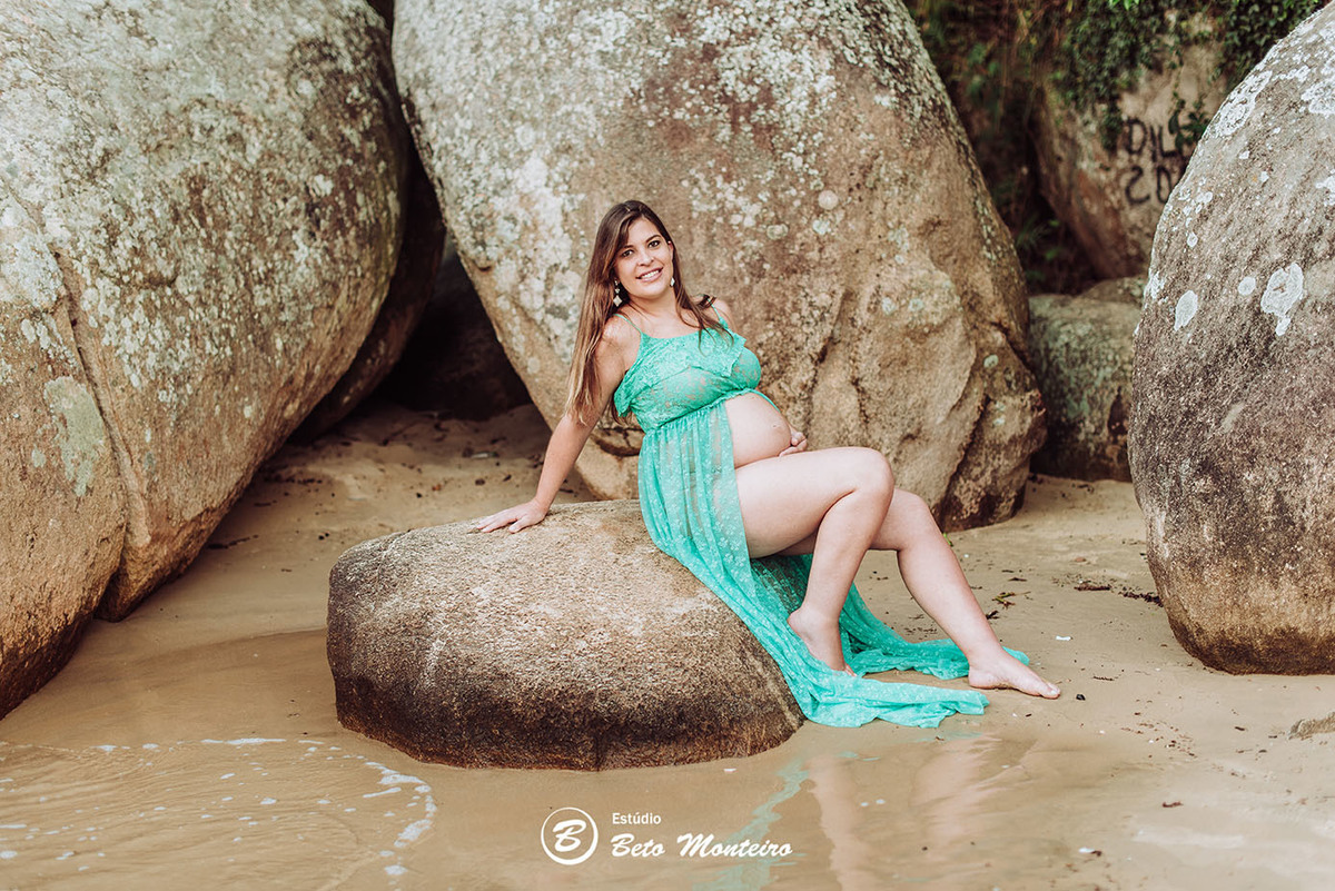 Laura Monteiro e Kleber - Isabela - Book Gestante e Familia em Curitiba - Vestido rosa - Praia - Laranjeiras - Balneario Camboriu - Book de gestante na praia - Fotos ao ar livre - Grávida - Gestação - Estudio Beto Monteiro