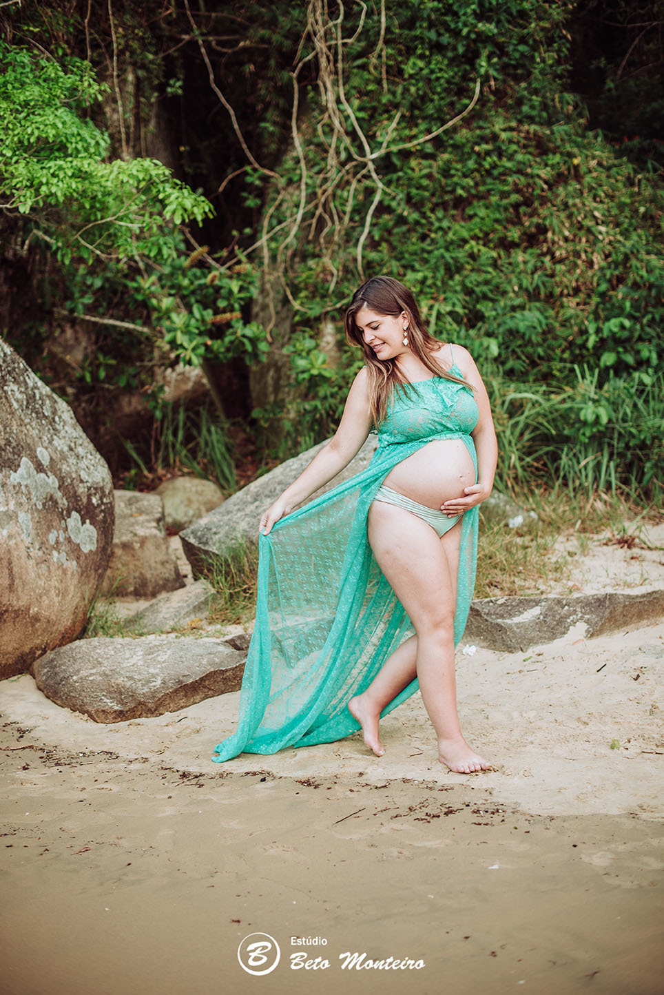 Laura Monteiro e Kleber - Isabela - Book Gestante e Familia em Curitiba - Vestido rosa - Praia - Laranjeiras - Balneario Camboriu - Book de gestante na praia - Fotos ao ar livre - Grávida - Gestação - Estudio Beto Monteiro
