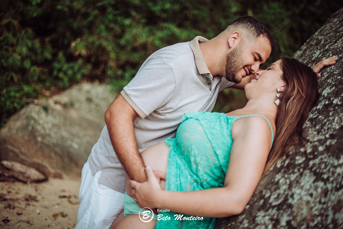 Laura Monteiro e Kleber - Isabela - Book Gestante e Familia em Curitiba - Vestido rosa - Praia - Laranjeiras - Balneario Camboriu - Book de gestante na praia - Fotos ao ar livre - Grávida - Gestação - Estudio Beto Monteiro