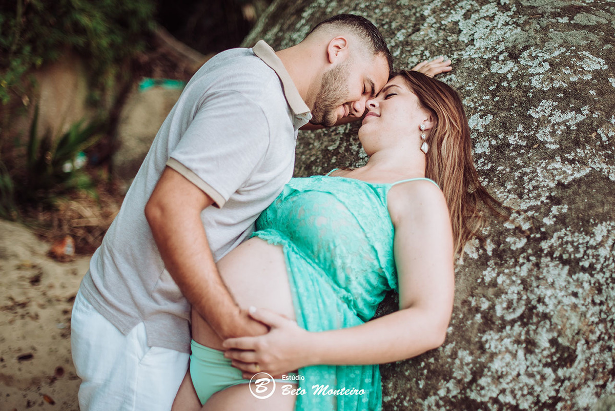 Laura Monteiro e Kleber - Isabela - Book Gestante e Familia em Curitiba - Vestido rosa - Praia - Laranjeiras - Balneario Camboriu - Book de gestante na praia - Fotos ao ar livre - Grávida - Gestação - Estudio Beto Monteiro