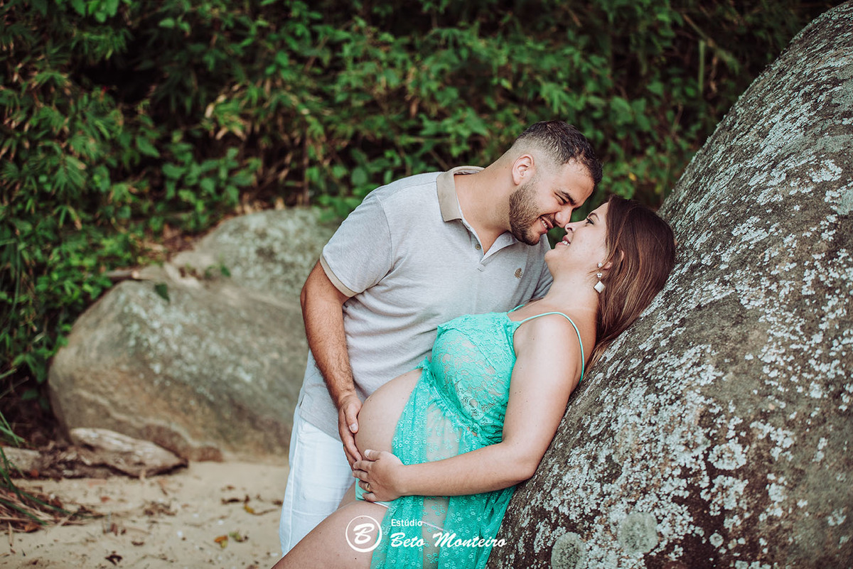 Laura Monteiro e Kleber - Isabela - Book Gestante e Familia em Curitiba - Vestido rosa - Praia - Laranjeiras - Balneario Camboriu - Book de gestante na praia - Fotos ao ar livre - Grávida - Gestação - Estudio Beto Monteiro