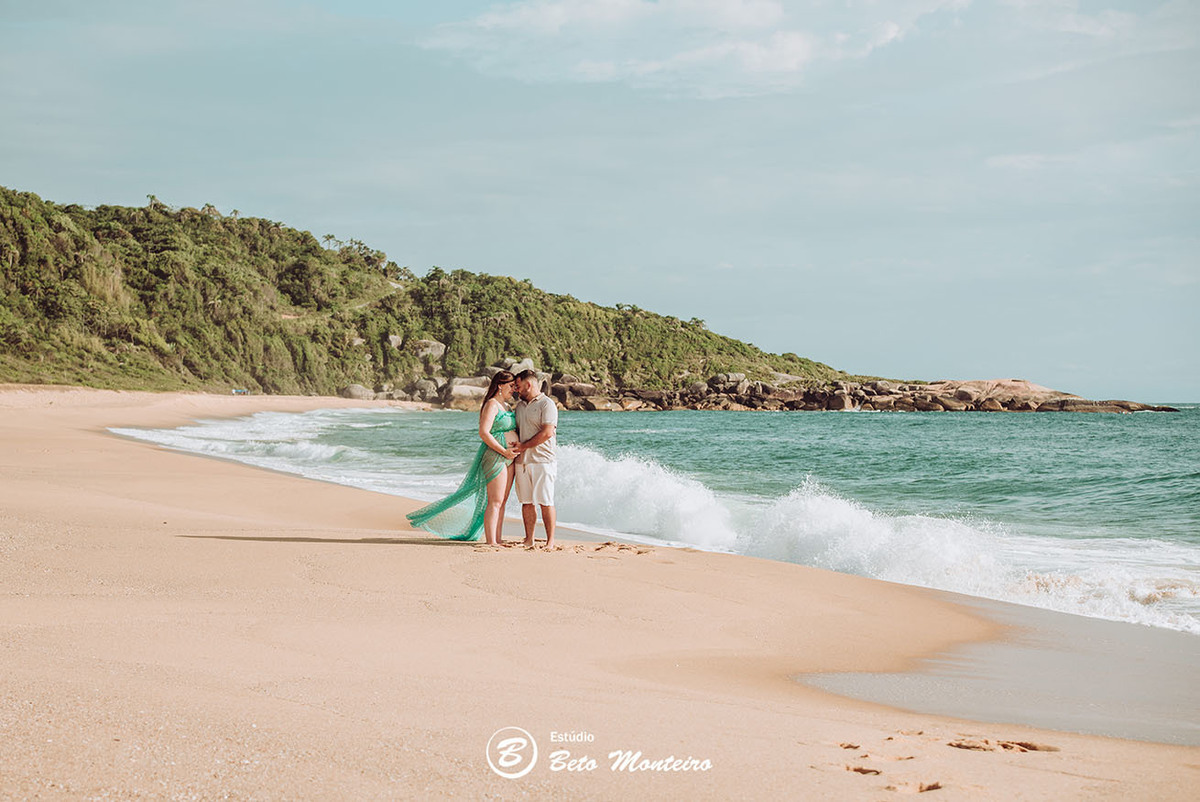 Laura Monteiro e Kleber - Isabela - Book Gestante e Familia em Curitiba - Vestido rosa - Praia - Laranjeiras - Balneario Camboriu - Book de gestante na praia - Fotos ao ar livre - Grávida - Gestação - Estudio Beto Monteiro