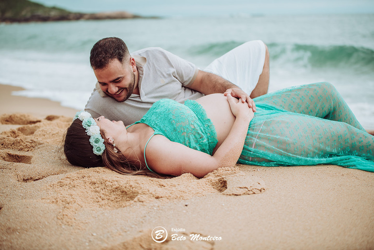 Laura Monteiro e Kleber - Isabela - Book Gestante e Familia em Curitiba - Vestido rosa - Praia - Laranjeiras - Balneario Camboriu - Book de gestante na praia - Fotos ao ar livre - Grávida - Gestação - Estudio Beto Monteiro