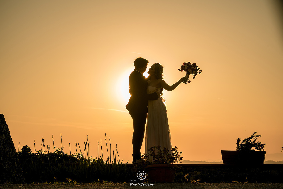 Bruna e Felipe - fotografia em florenca italia europa - fotografo na europa - casamento europa - casal - noivo - noiva - wedding - estudio beto monteiro - noivo curitiba - fotografo - fotografo de casamento - casal no campo - paisagem - cruz - por do sol