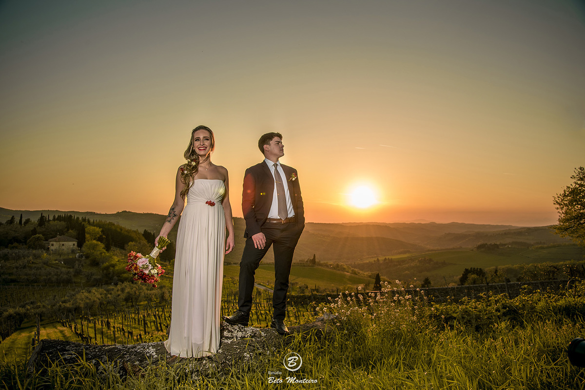 Bruna e Felipe - fotografia em florenca italia europa - fotografo na europa - casamento europa - casal - noivo - noiva - wedding - estudio beto monteiro - noivo curitiba - fotografo - fotografo de casamento - casal no campo - paisagem - cruz - por do sol