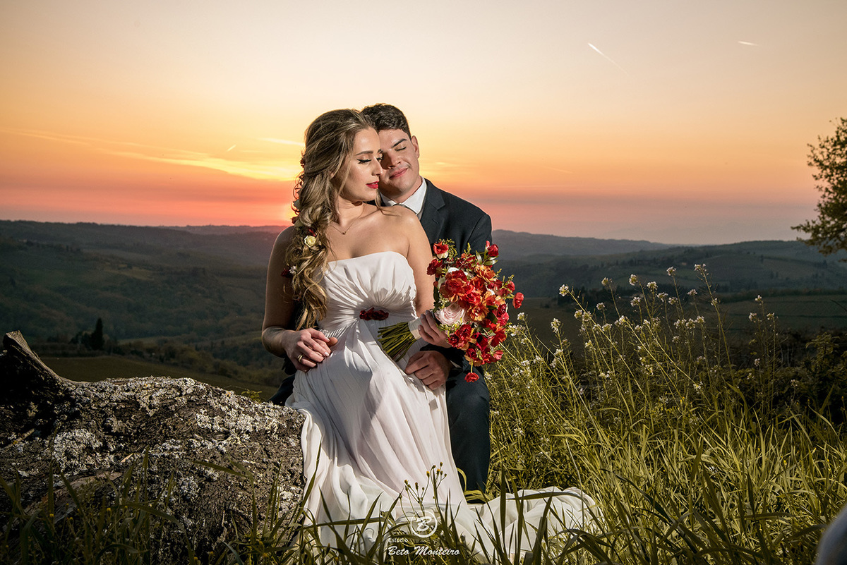 Bruna e Felipe - fotografia em florenca italia europa - fotografo na europa - casamento europa - casal - noivo - noiva - wedding - estudio beto monteiro - curitiba - fotografo de casamento - casal no campo - paisagem - cruz - por do sol - vinhedo